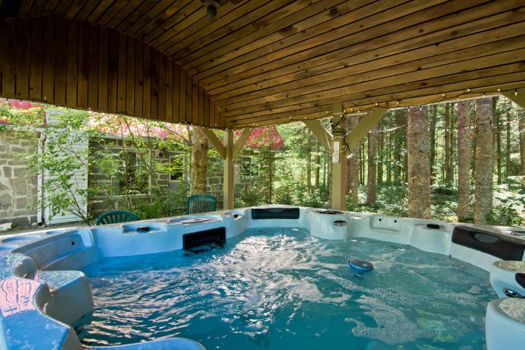 Image 2 of Camping Chalets Spas Pignons Rouges