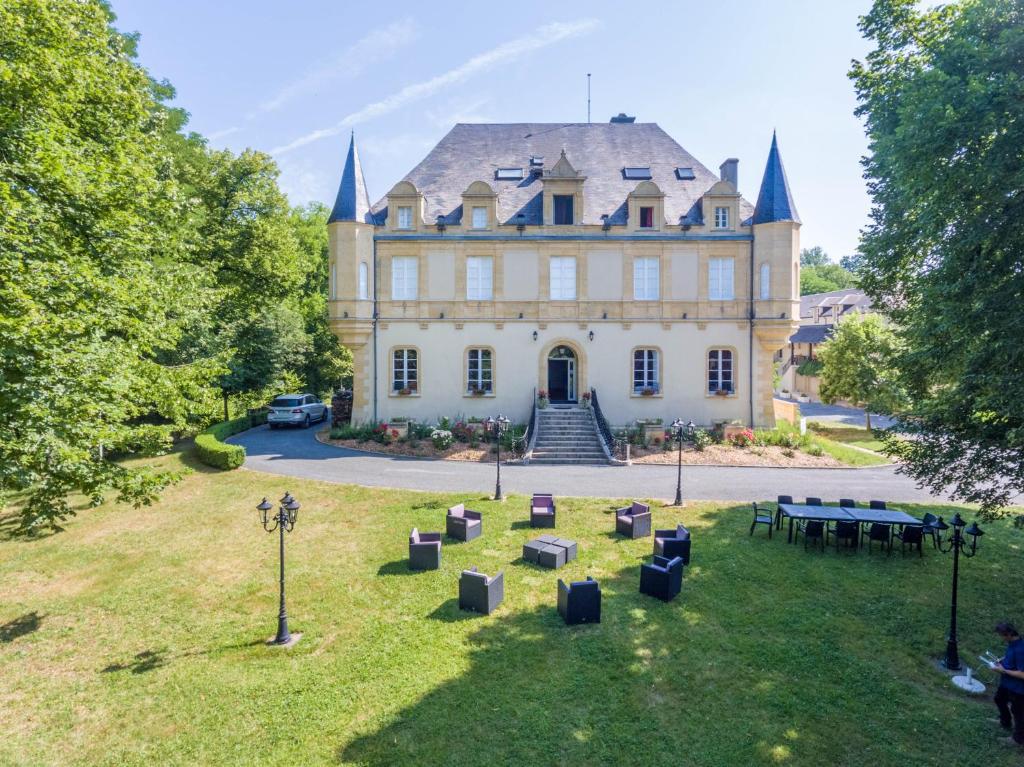 Domaine de Puy Robert LASCAUX – A 800m Grotte de Lascaux – Hôtel avec piscine – Chambres et gîtes-appartements – Sarlat – Dordogne