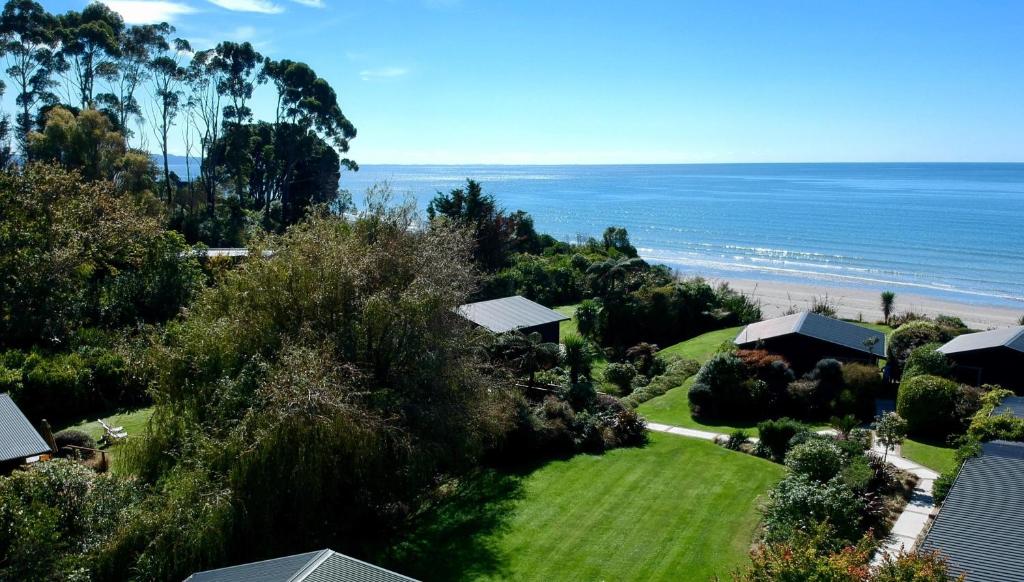 Image 2 of Adrift In Golden Bay- Absolute Beachfront Villas