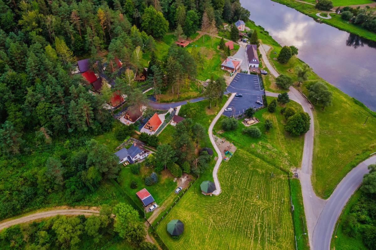 Przystań nad Sanem z widokiem na góry i rzekę