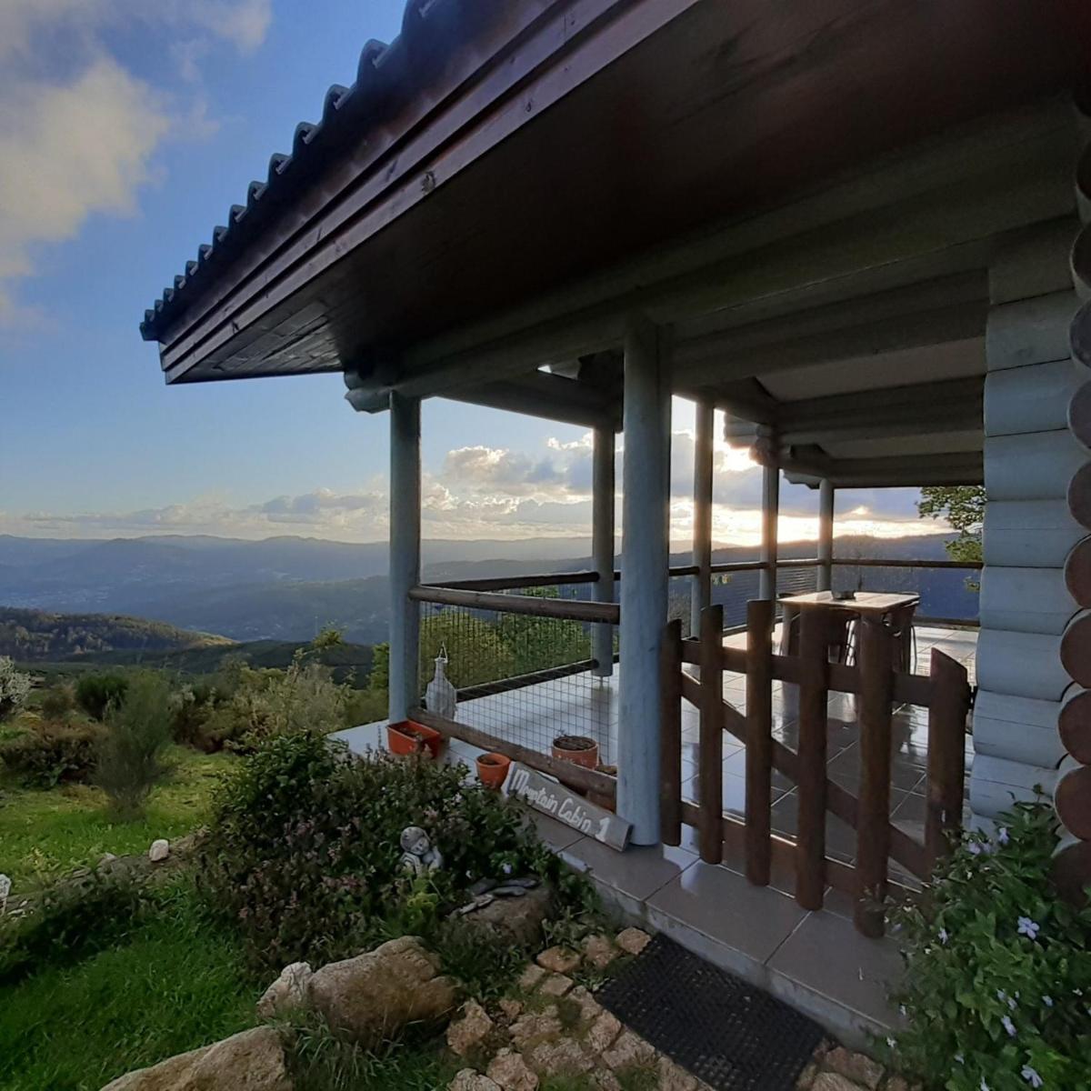 Mountain Log Cabin O Lobo