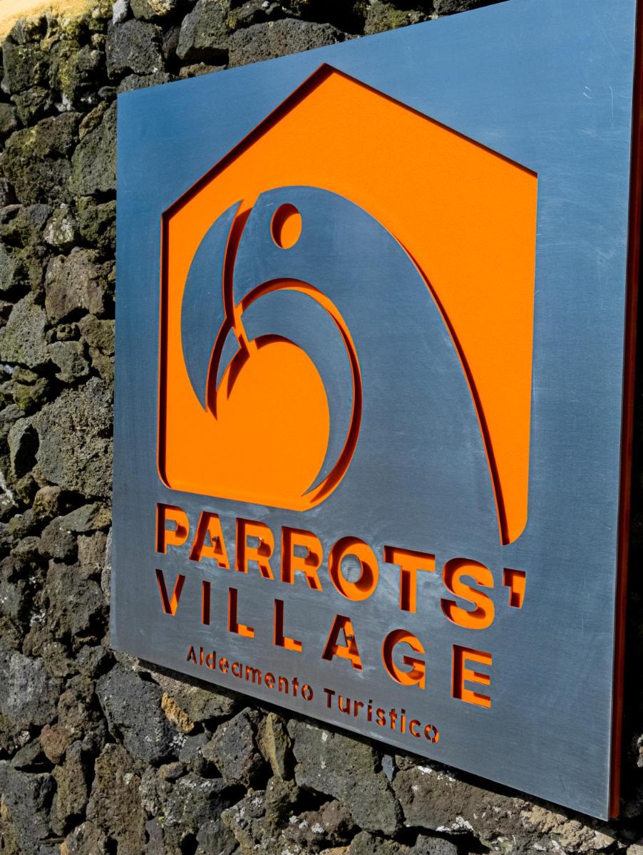 Parrots`Village