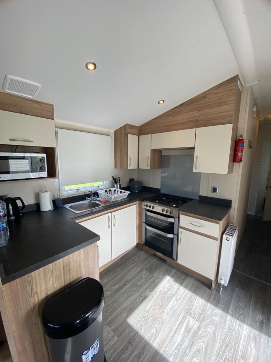 8 Bed Sun Decked Caravan Unlimited High speed Wifi and fun at Seawick Holiday Park