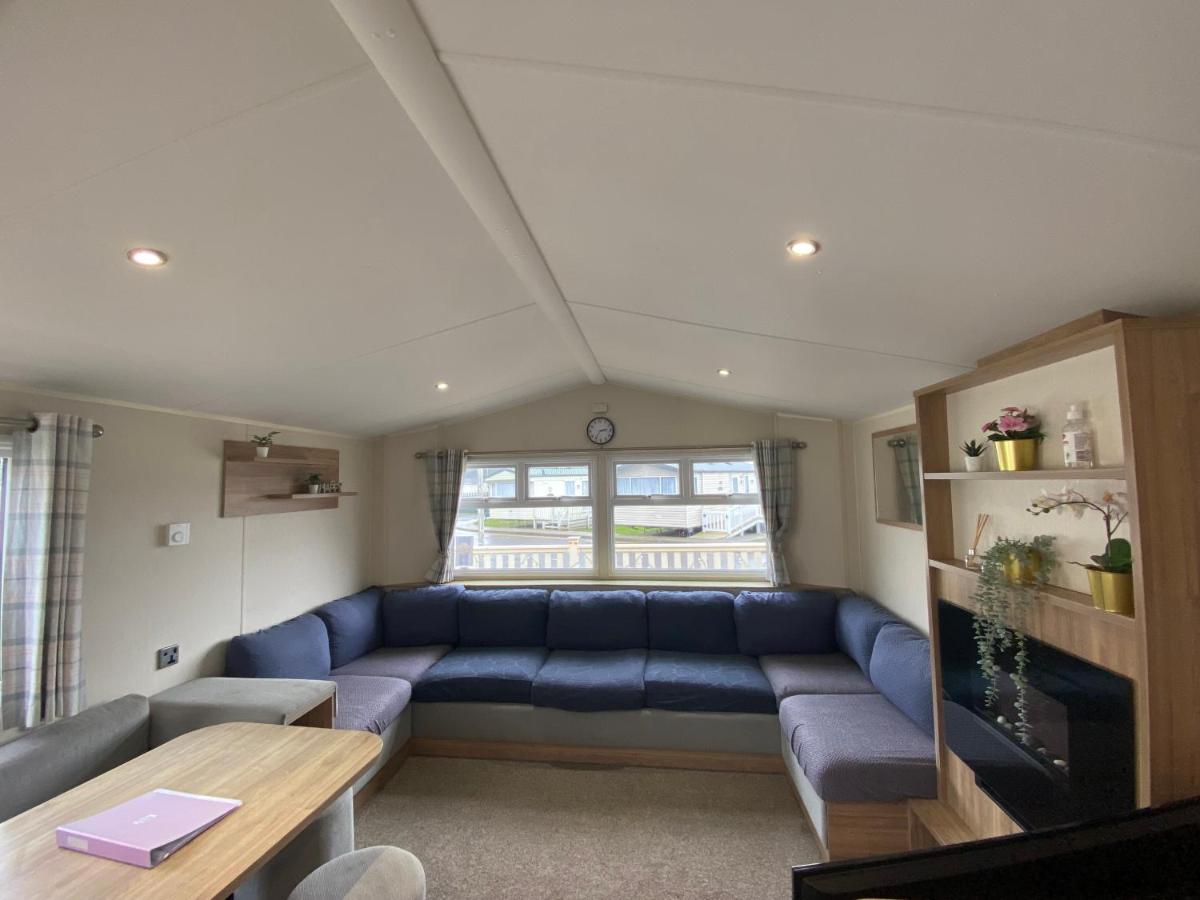 8 Bed Sun Decked Caravan Unlimited High speed Wifi and fun at Seawick Holiday Park