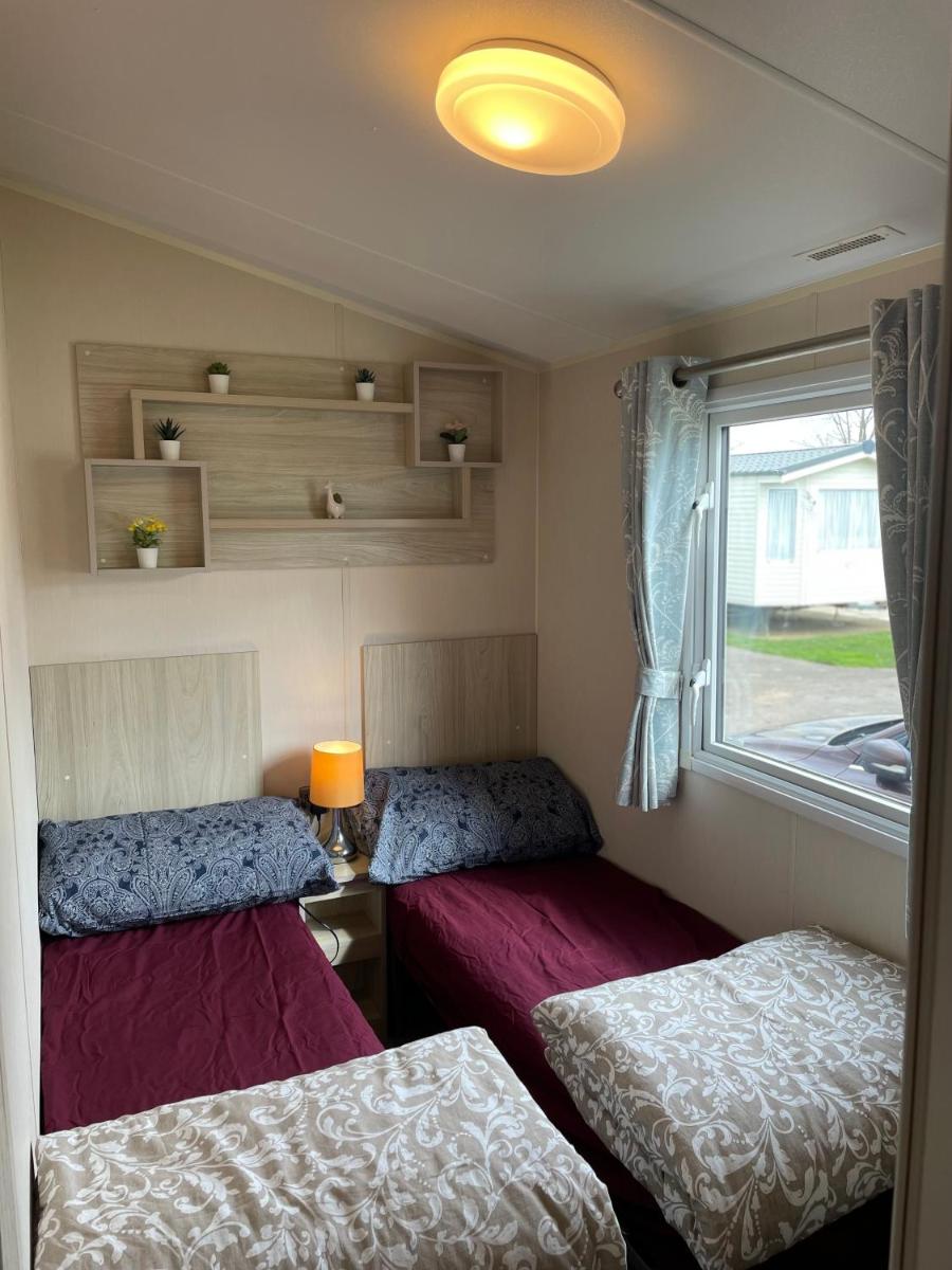 8 Bed Sun Decked Caravan Unlimited High speed Wifi and fun at Seawick Holiday Park