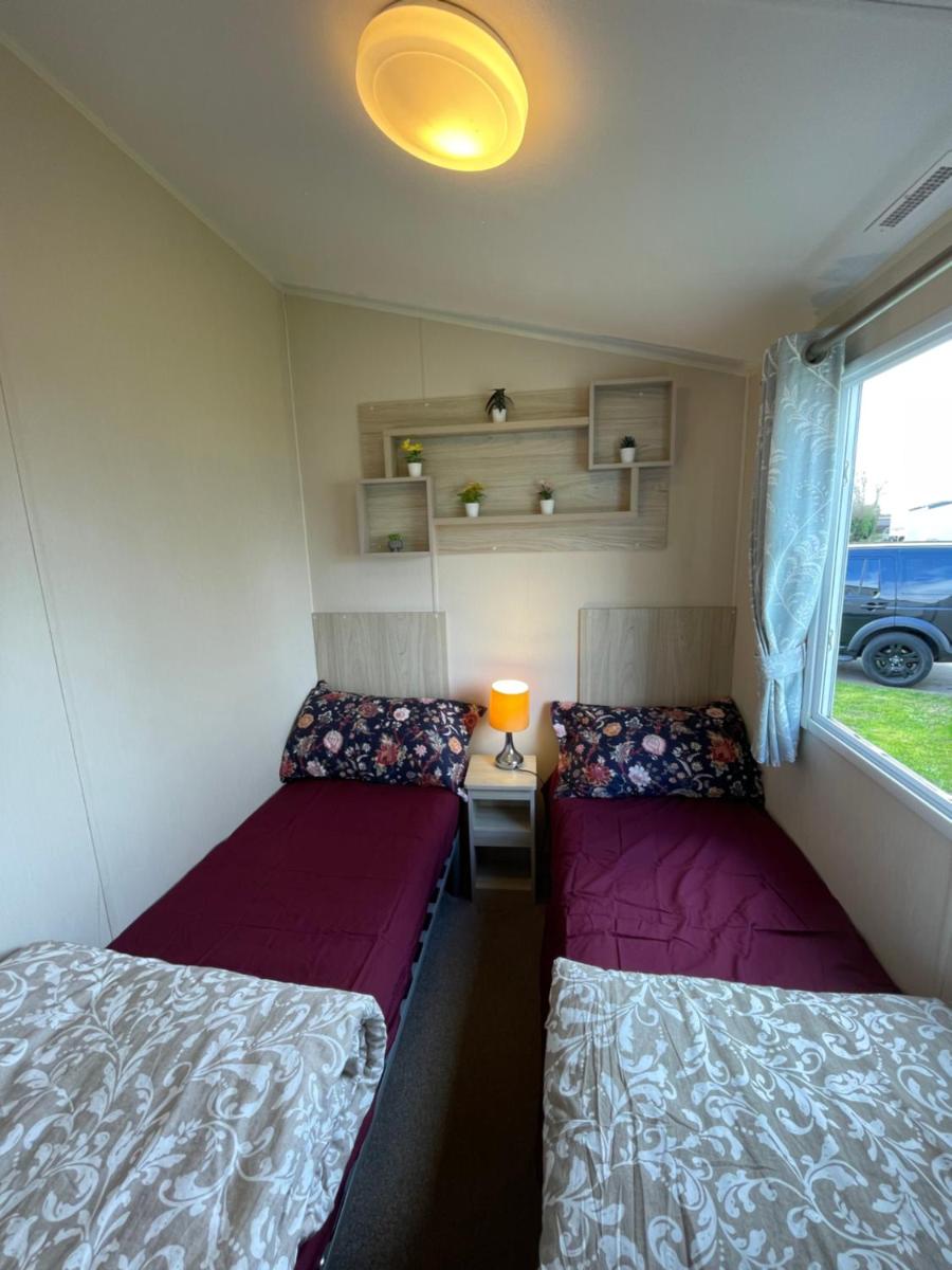 8 Bed Sun Decked Caravan Unlimited High speed Wifi and fun at Seawick Holiday Park