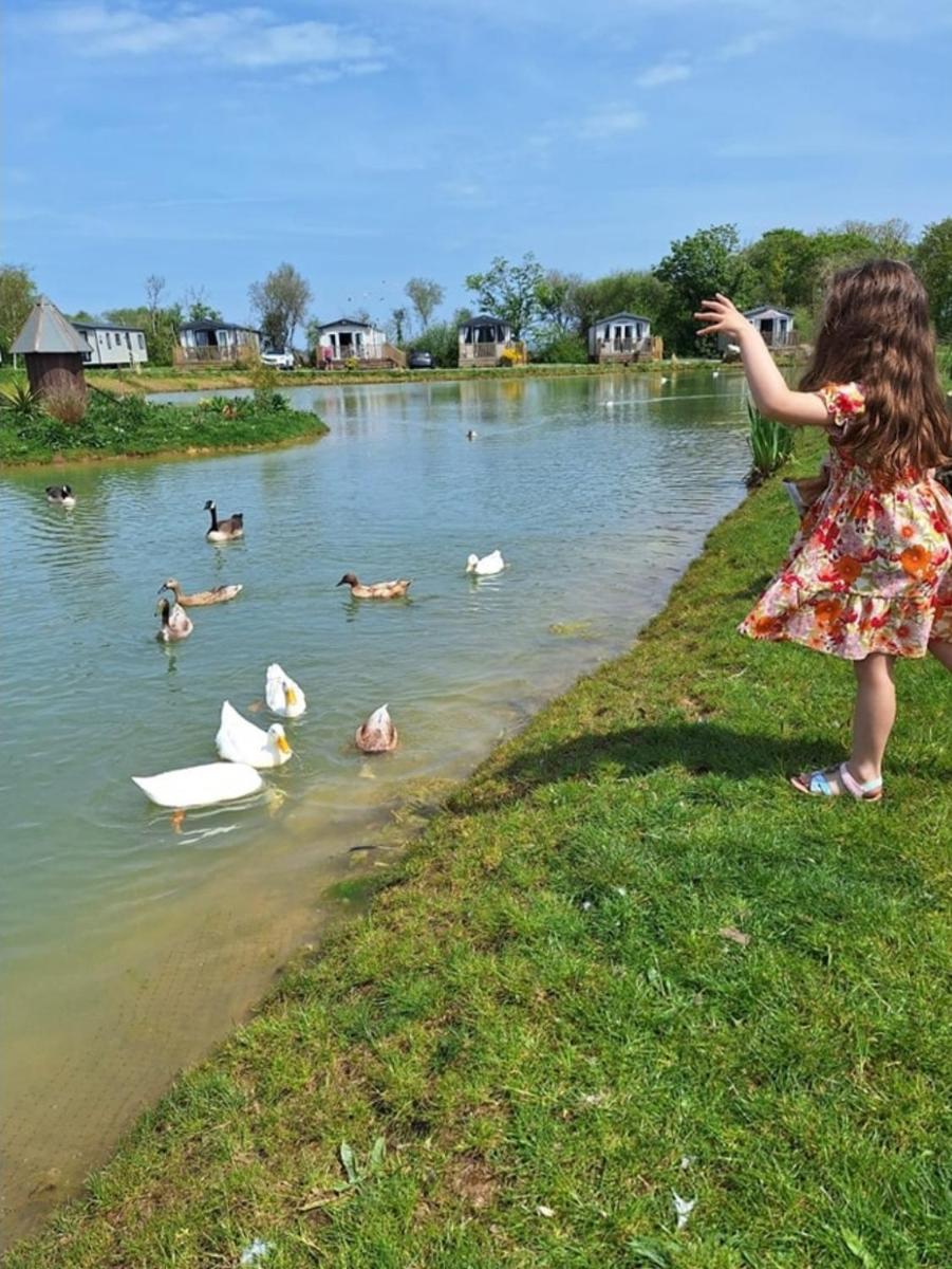 Beautiful 2 bedroom caravan, holiday park Tenby