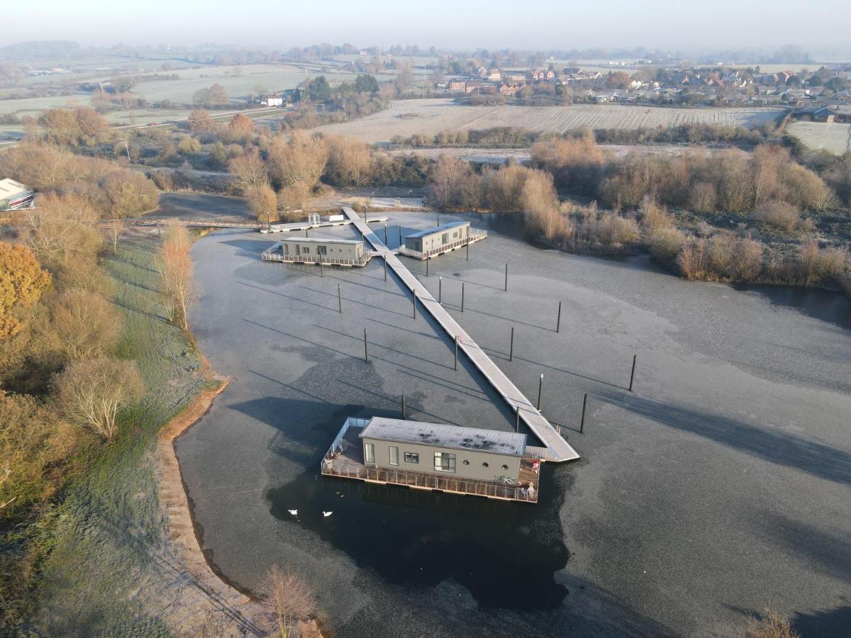 Berth 6 on Upton Lake, Upton-upon-Severn Home on Water