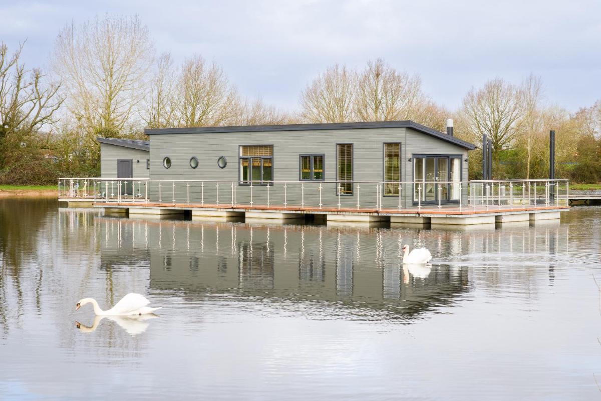 Berth 6 on Upton Lake, Upton-upon-Severn Home on Water