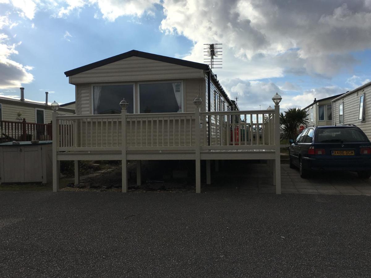 Caravan by the sea Trecco Bay