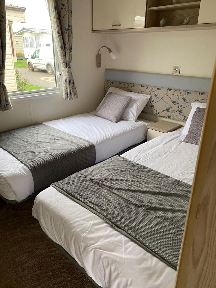 Heron 41, Scratby – California Cliffs, Parkdean, sleeps 6, pet friendly, bed linen and towels included – close to the beach