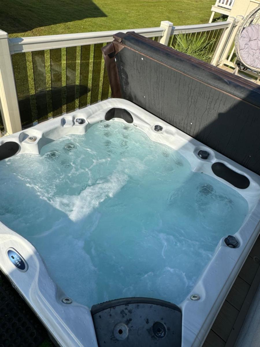 Hot tub retreat at Tattershall Lakes