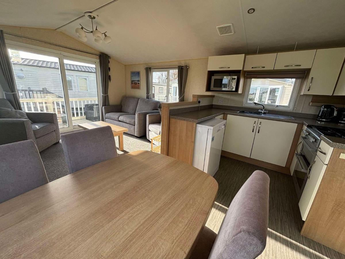 Lapwing 26, California Cliffs, Parkdean, Sleeps Eight, Free Wi-Fi, Pet Friendly, Bed Linen and Towels Included