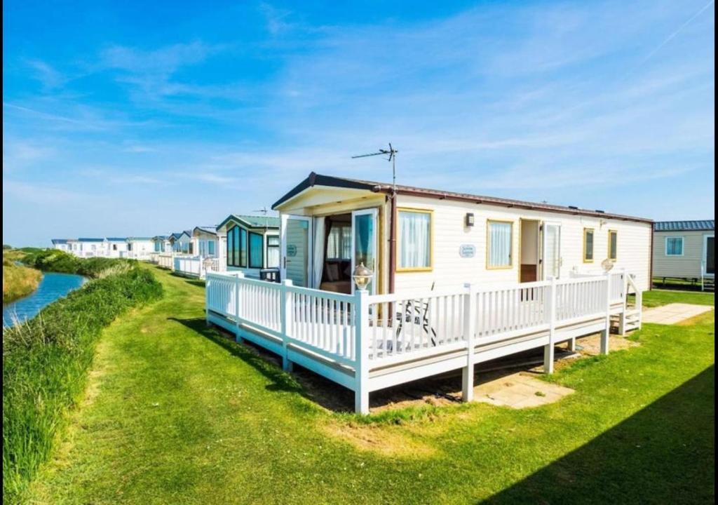 MP503 – Camber Sands Holiday Park – Sleeps 8 – Large Gated Decking – Amazing views