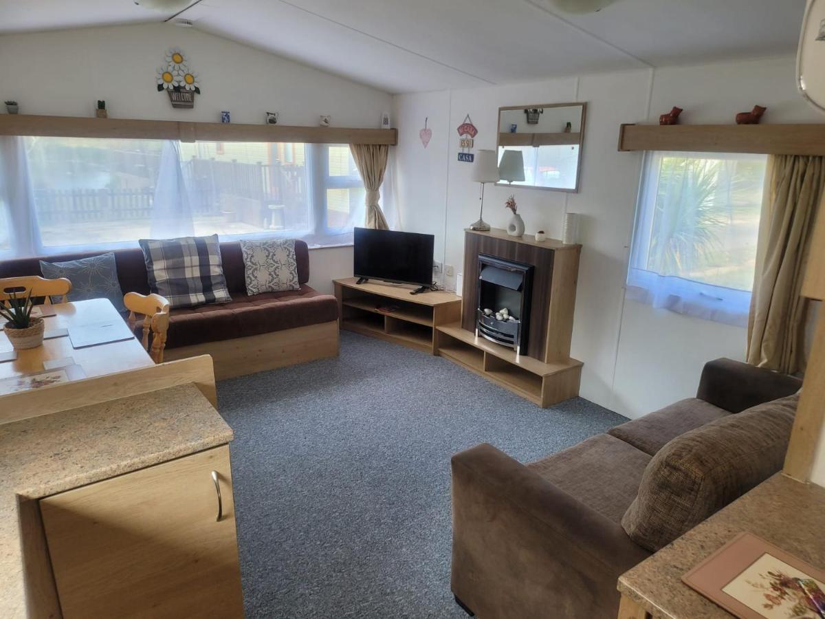 Static 6 Bed Caravan at Billing Aquadrome