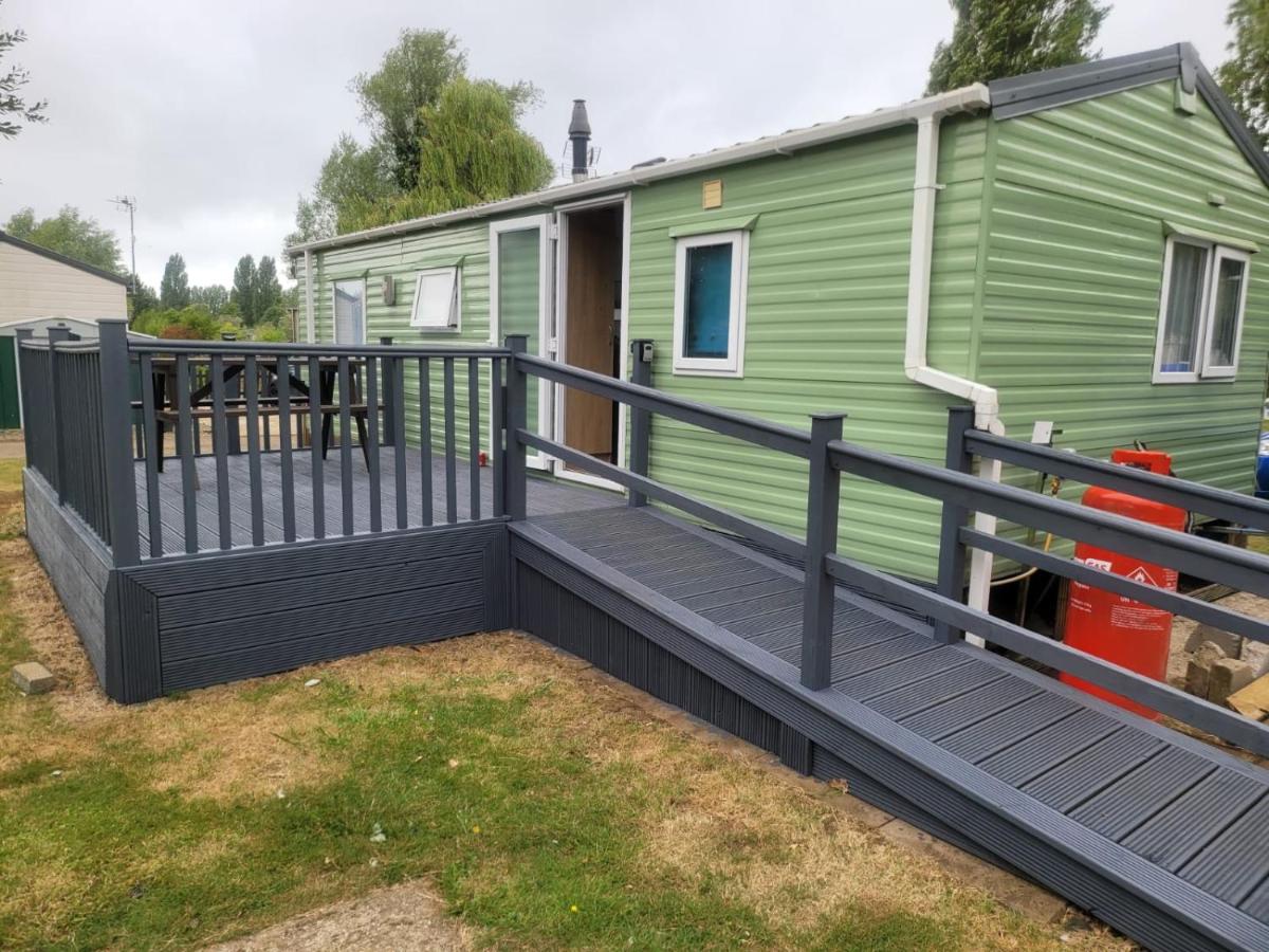 Static 6 Bed Caravan at Billing Aquadrome