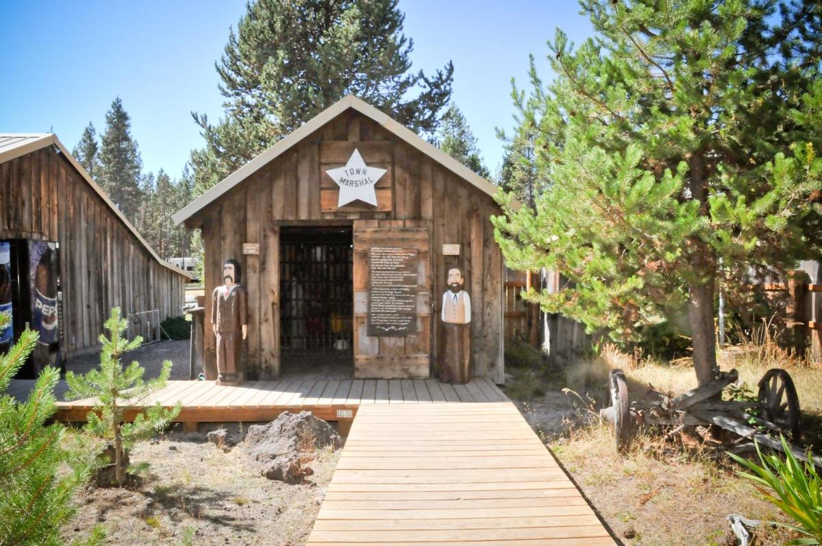 Bend-Sunriver Camping Resort Studio Cabin 8