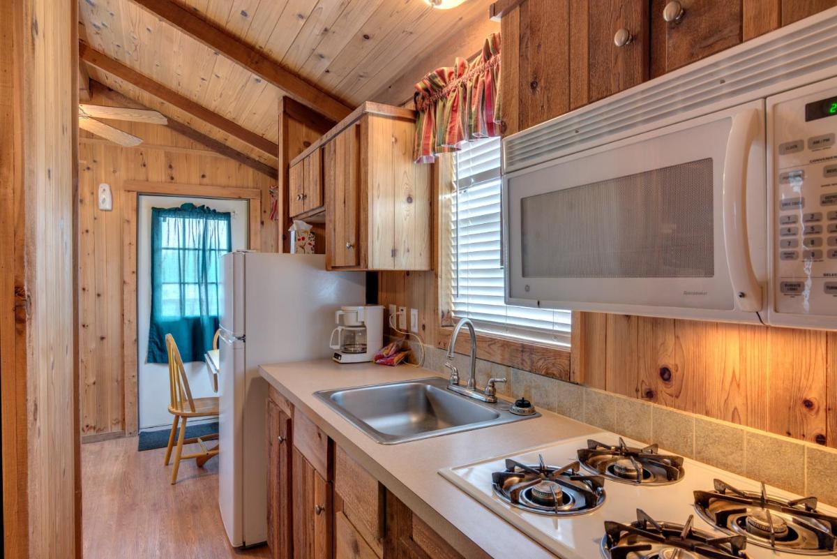 Lake Conroe One-Bedroom Cabin 3