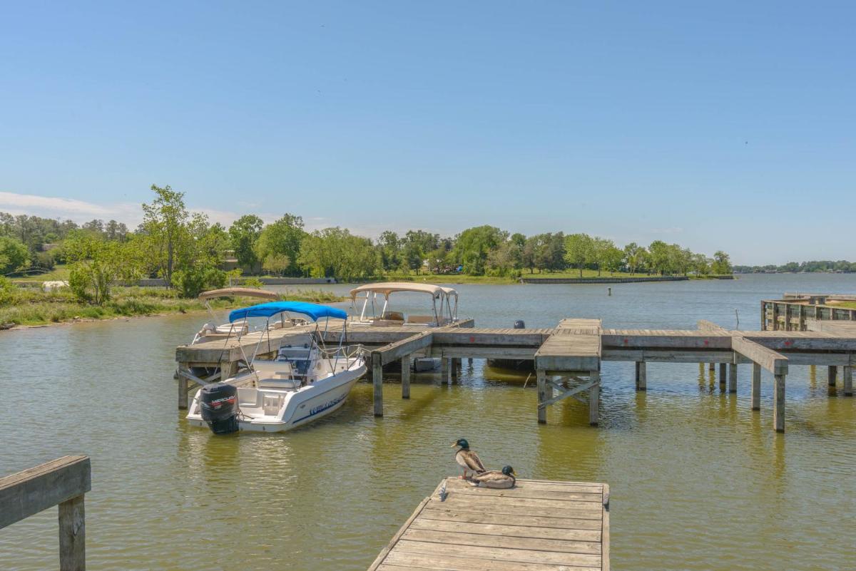 Lake Conroe Queen Studio Cabin 5