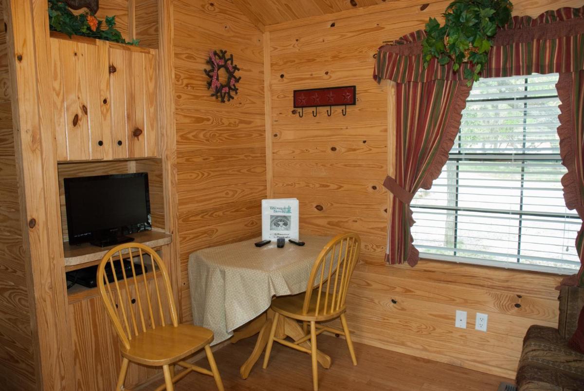 Medina Lake Camping Resort Cabin 3