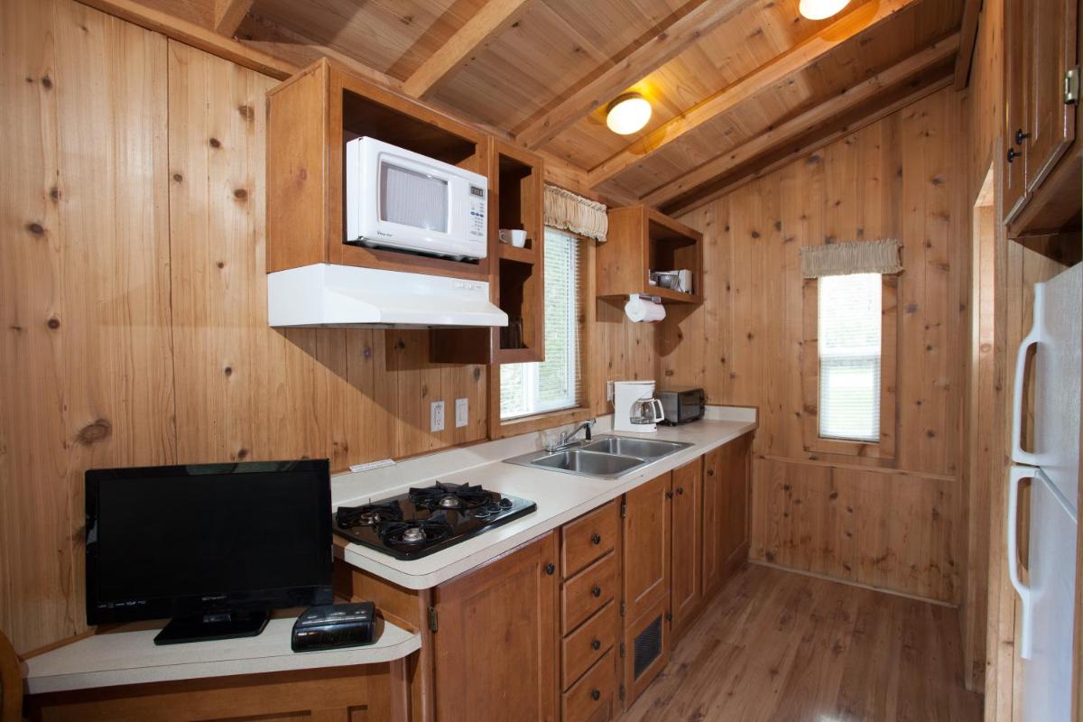 Medina Lake Camping Resort Studio Cabin 1