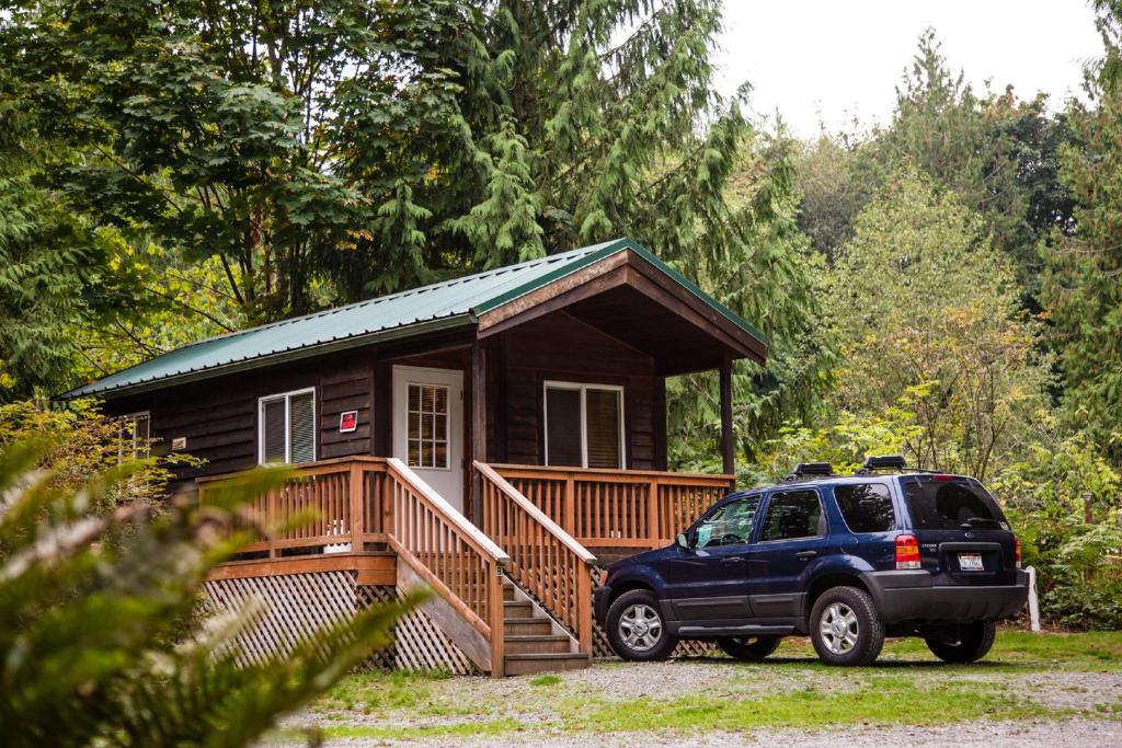 Mount Vernon Camping Resort Studio Cabin 4