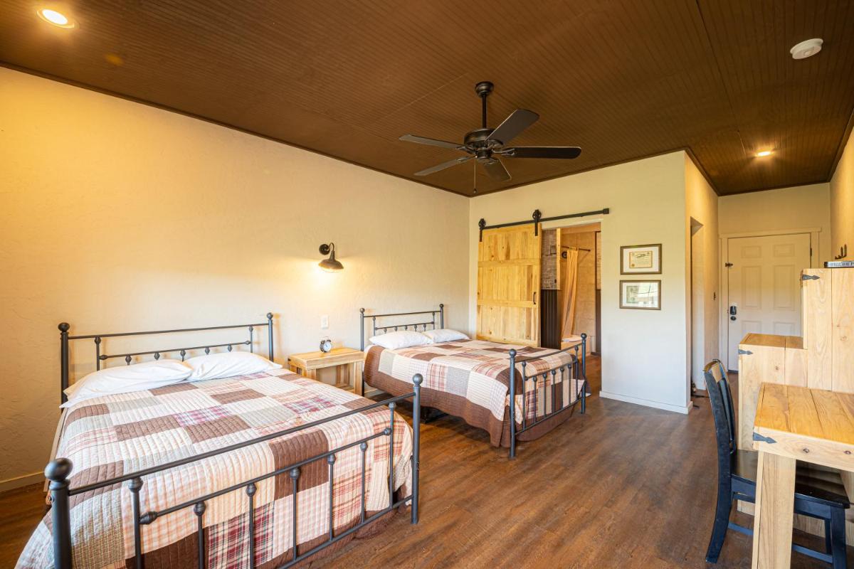 -Pet Friendly- Miners Cabin #5 -Two Double Beds – Private Balcony