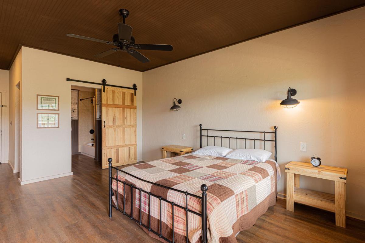 -Pet Friendly- Miners Cabin #5 -Two Double Beds – Private Balcony