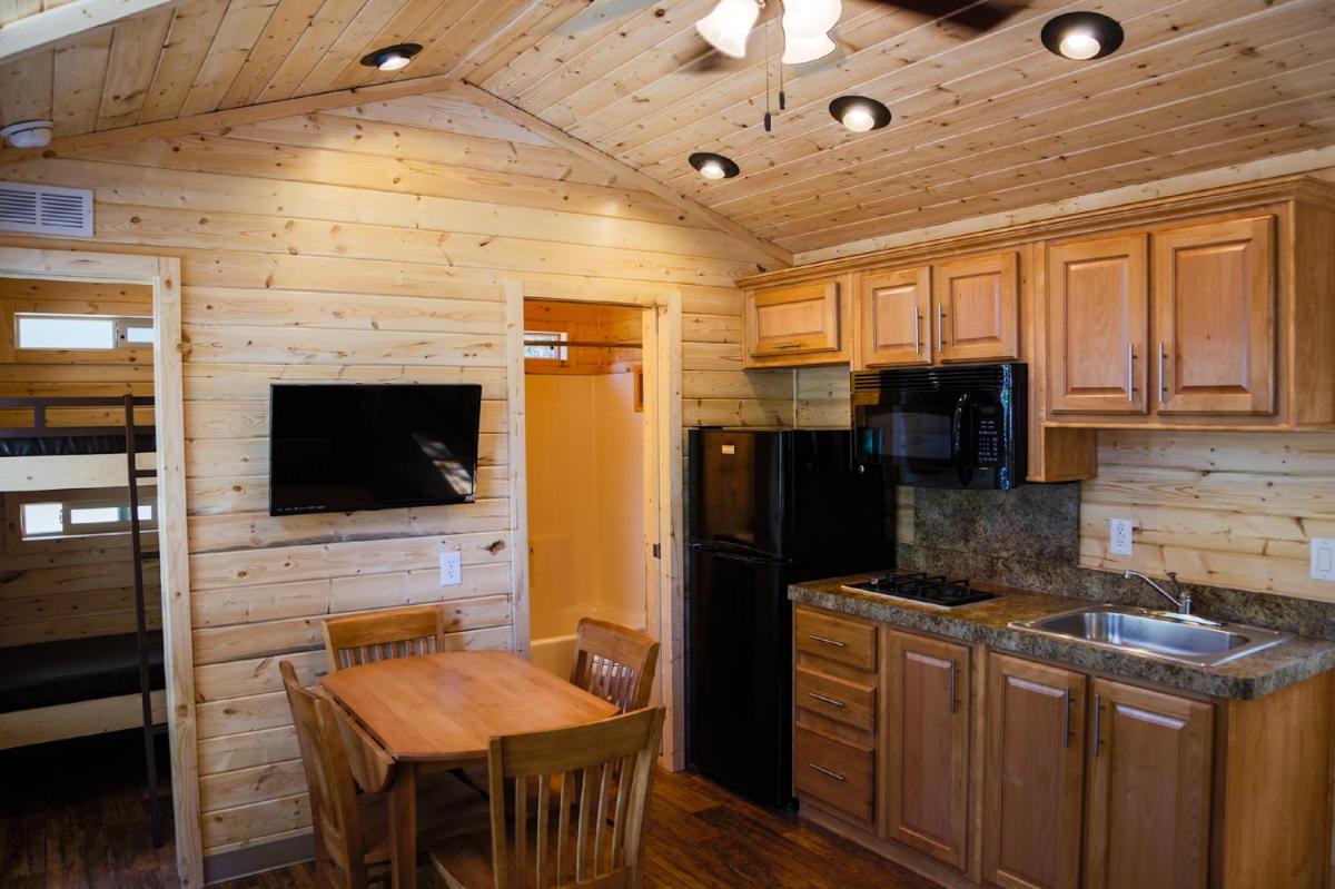 Ponderosa Camping Resort One-Bedroom Cabin 4