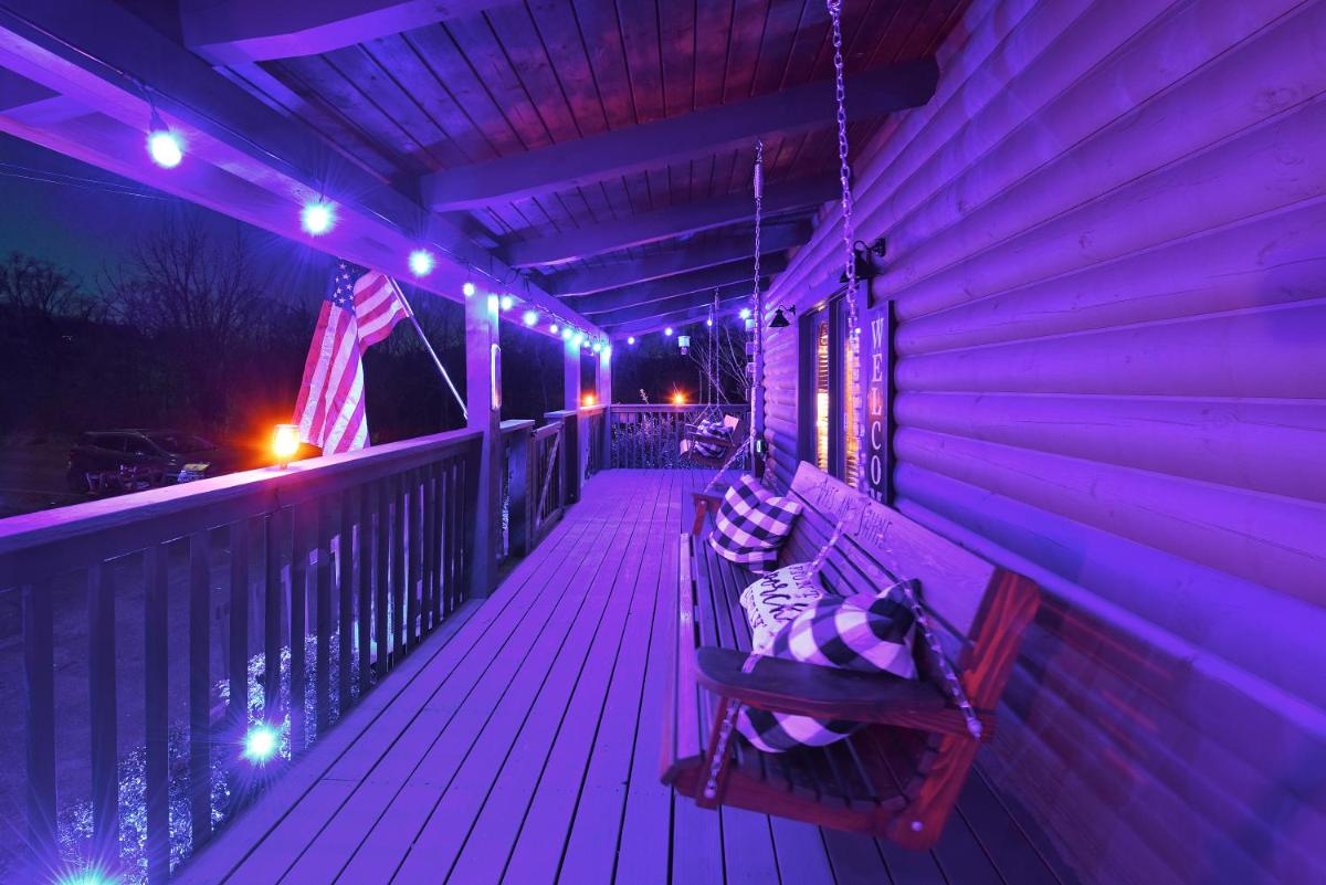 Ryes and Shine Bootlegger’s Cabin! Hot Tub* Pool* Arcade* Billiards *EV * Pet Friendly