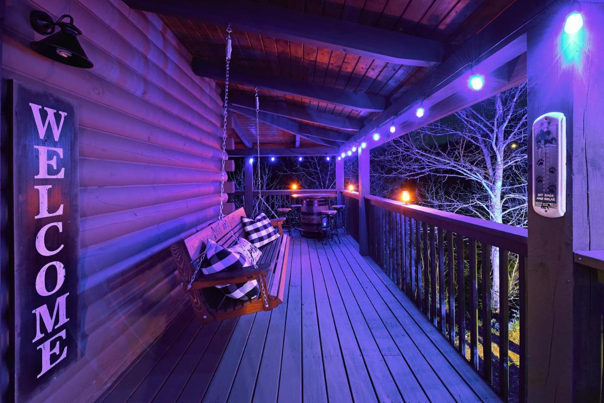 Ryes and Shine Bootlegger’s Cabin! Hot Tub* Pool* Arcade* Billiards *EV * Pet Friendly