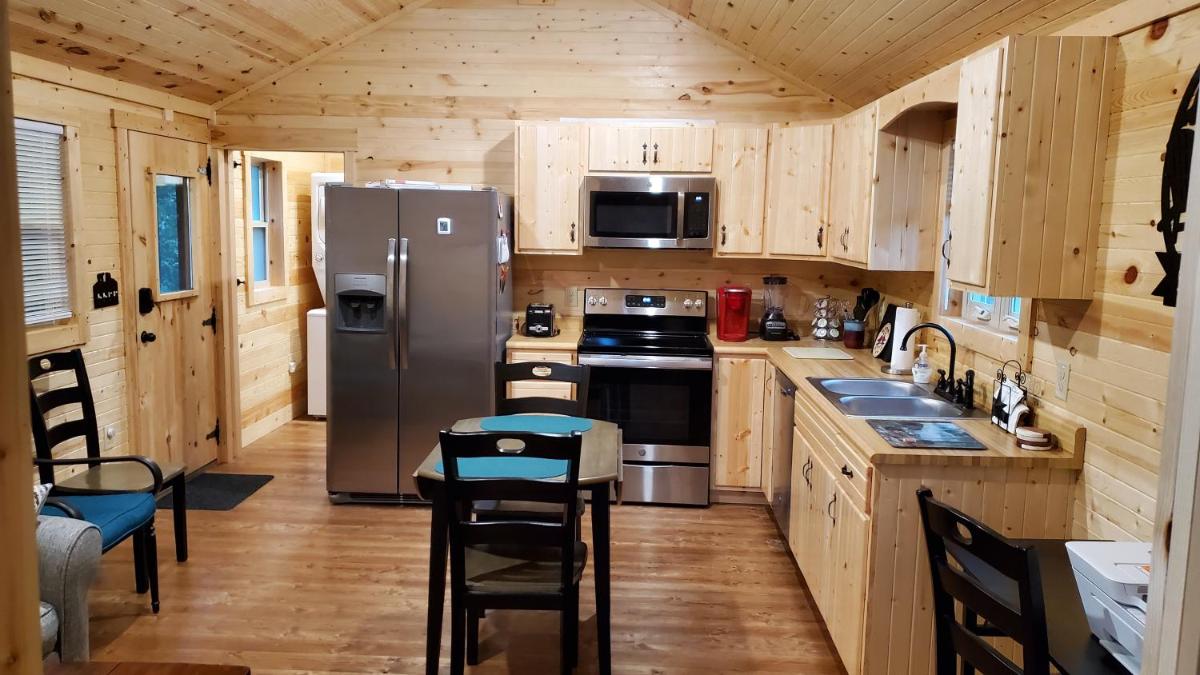 Smoky Hollow Outdoor Resort – Log Cabin