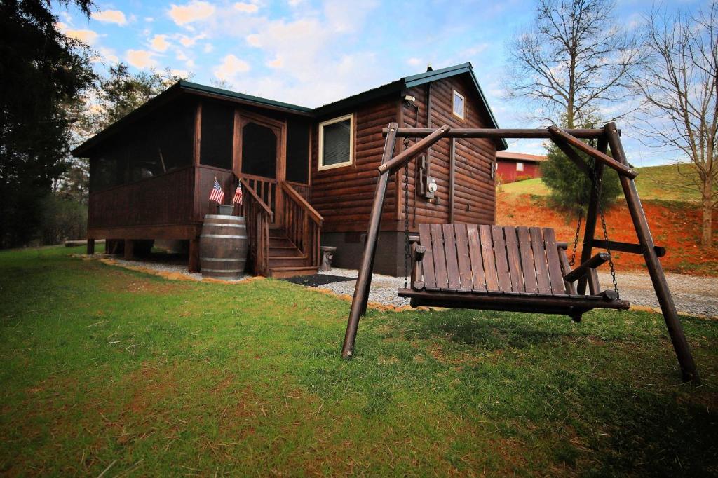 Smoky Hollow Outdoor Resort – Log Cabin